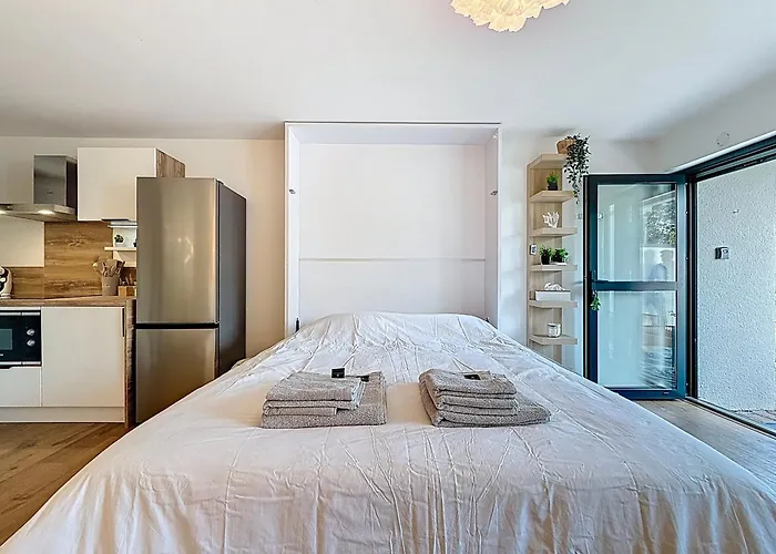Stella, Beige Et Appartement