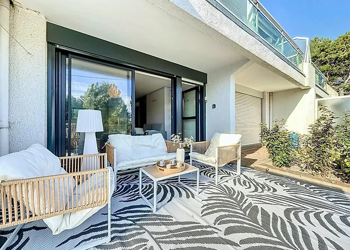 Stella, Beige Et Appartement